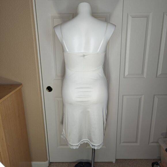Vintage Ashley Taylor lace trimmed off white satin slip sz 36 - Picture 4 of 8